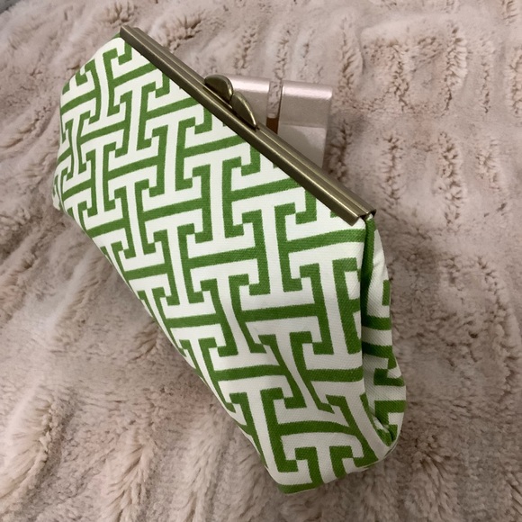 Mandy Nash Chevron clutch purse in excellent condition. Never used - Picture 2 of 8